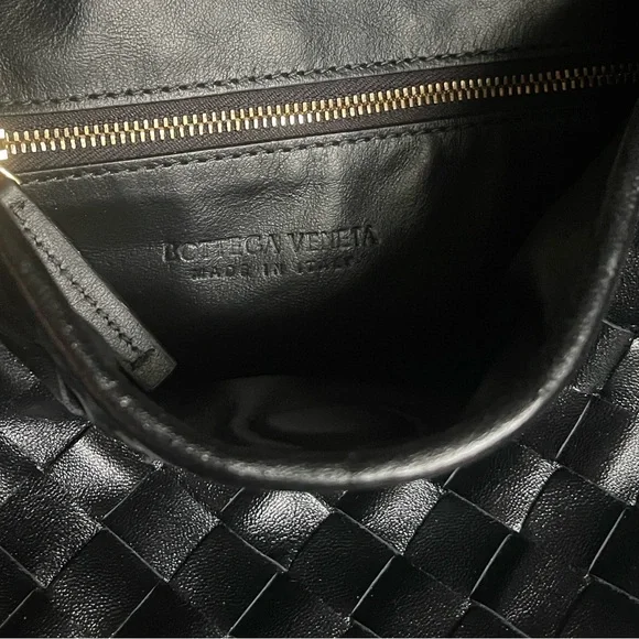 NEW BOTTEGA VENETA SMALL HOP 
in Black. Never worn. Comes with tags & dust bag - Picture 5 of 16
